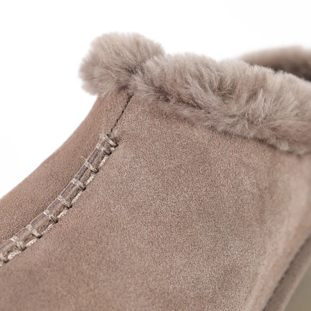 Pick up locally 💰560 Core recommended good price It is a very suitable choice for home use. In recent years, uug has launched a series of styles, which are partially geared towards the preferences of young consumers and have also moved to the forefront of fashion trends. Shoe body material: water-repellent coated suede upper, 17 mm UGGPURE™ implantable wool insole, lightweight non-slip and comfortable rubber outsole, with brand LOGO and trademark, with full packaging Size: 35 36 37 38 39 40